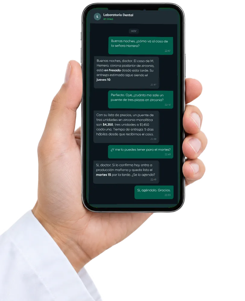 Doctor leyendo en su celular la respuesta del agente de IA del laboratorio por WhatsApp