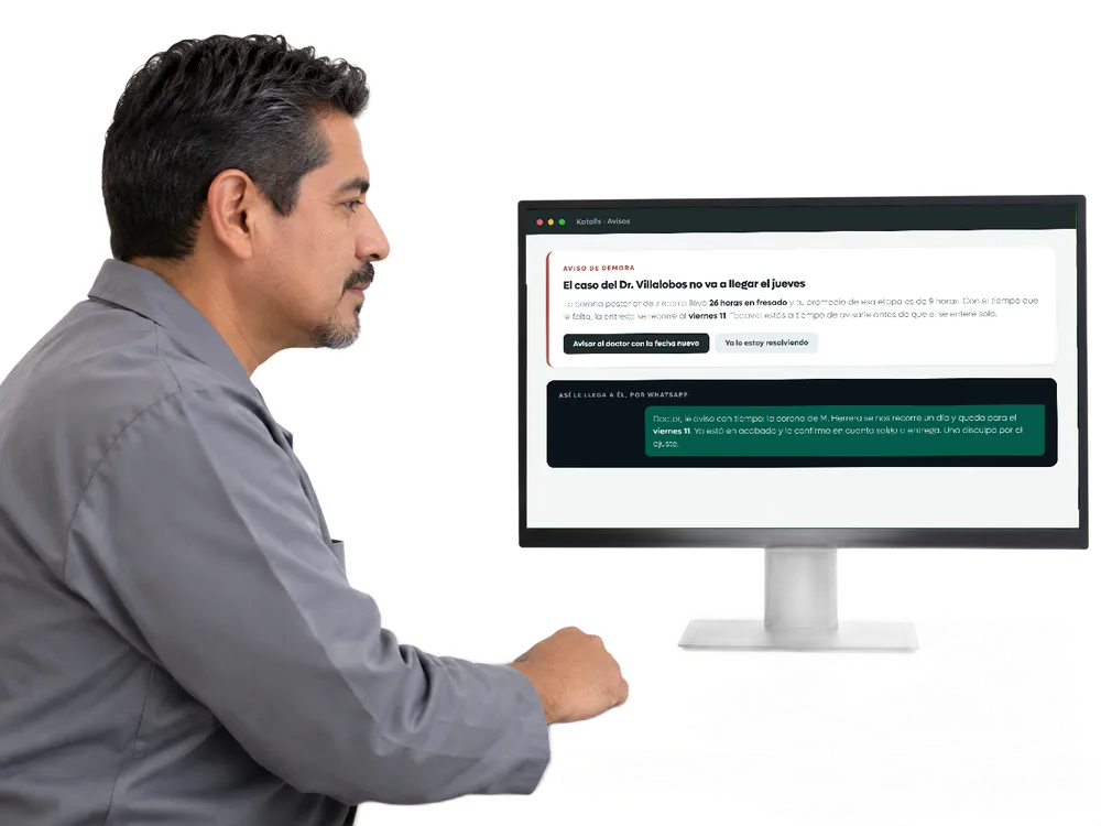 Técnico dental viendo en el monitor el aviso de demora de un caso